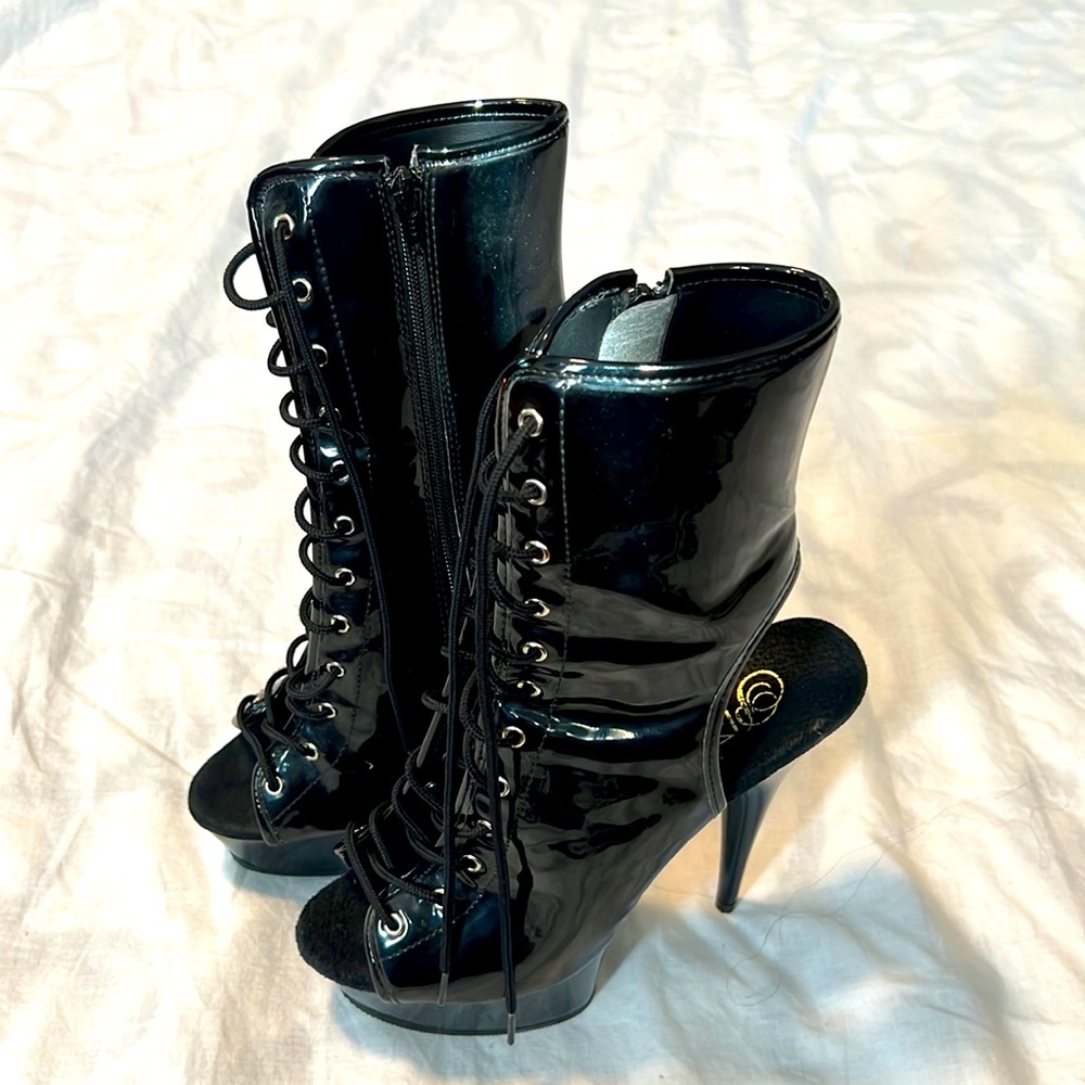 Claasic womens heels by pleaser size 7